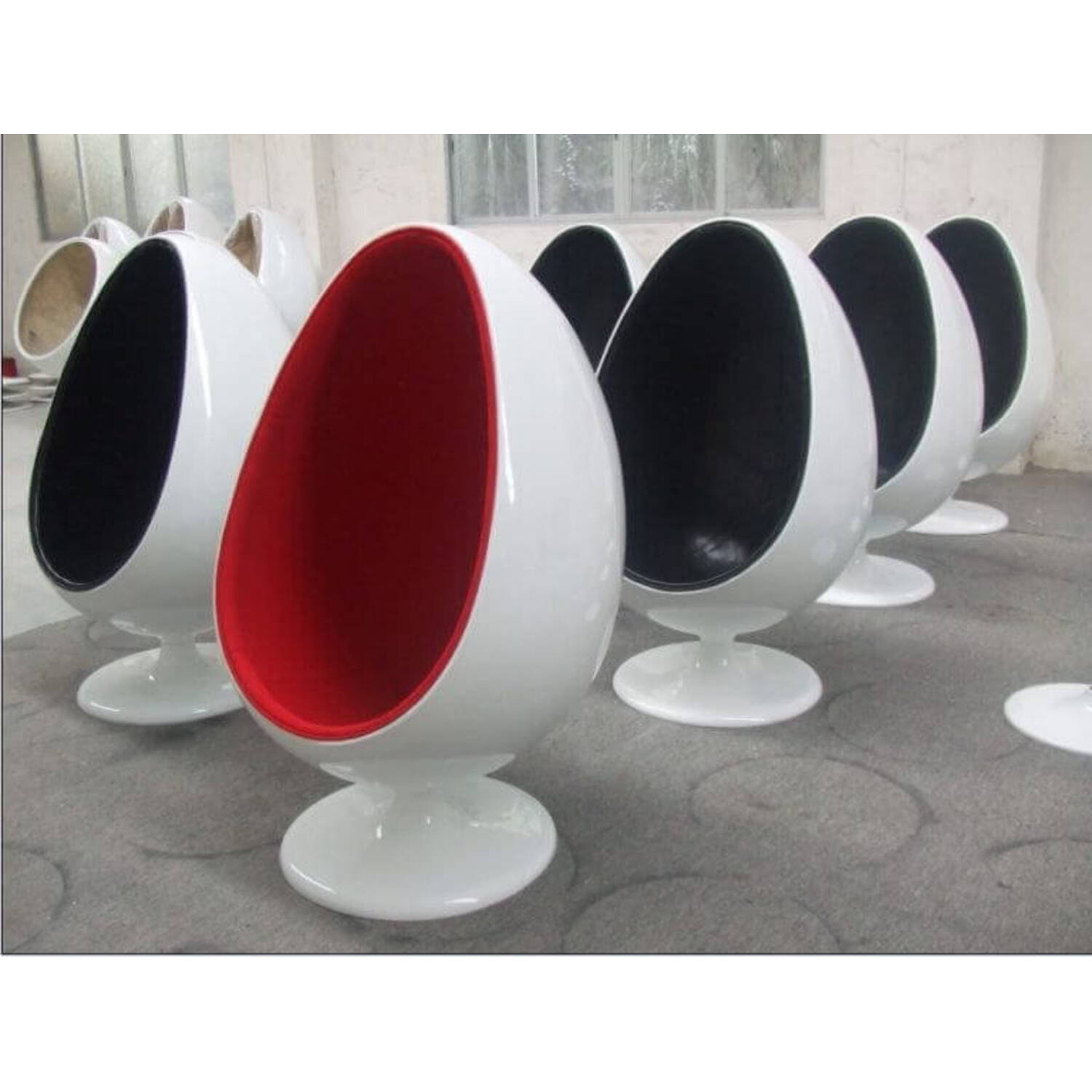 Eero Aarnio Egg Chair бело-черное