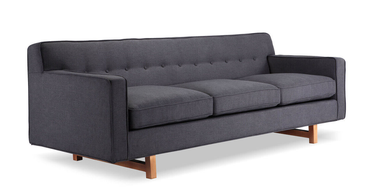 трехместный диван серого цвета